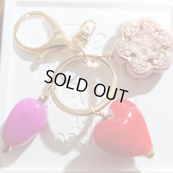 画像2: ハンドメイド　真っ赤なハートが目を惹く　可愛い　キーホルダー　ピンク　 (2)