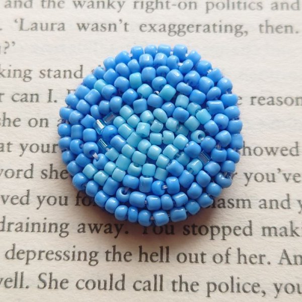 画像2: ハンドメイド　小さなビーズブローチ　青空からの贈り物　ビーズ　ブローチ　ブルー系　 (2)