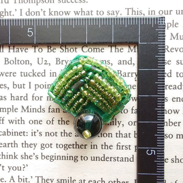 画像4: ハンドメイド　ブローチ　小さなビーズブローチ　森からの贈り物　グリーン系　天然石 (4)