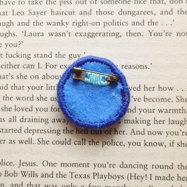 画像4: ハンドメイド　小さなビーズブローチ　青空からの贈り物　ビーズ　ブローチ　ブルー系　 (4)