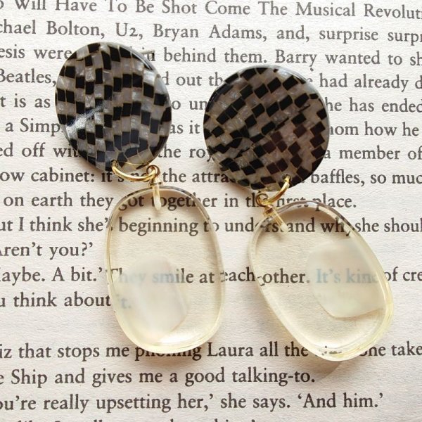 画像2: ハンドメイド　大ぶり　モノトーン系　軽量　ピアス (2)