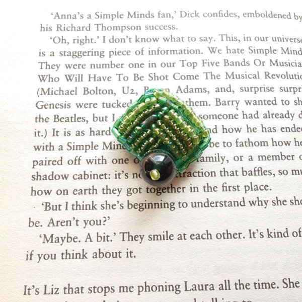 画像2: ハンドメイド　ブローチ　小さなビーズブローチ　森からの贈り物　グリーン系　天然石 (2)