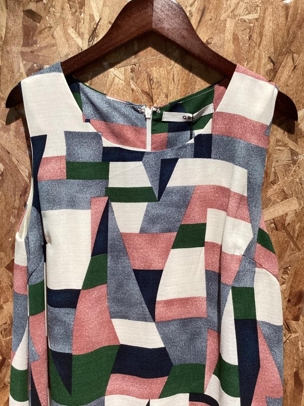 画像2: かわいい　幾何学模様　GＲL　程よくAライン　ノースリーブ　膝丈　ワンピース　 (2)